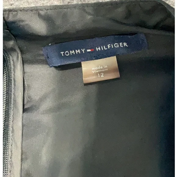 Elegant Black Sleeveless Dress - Picture 3 of 3